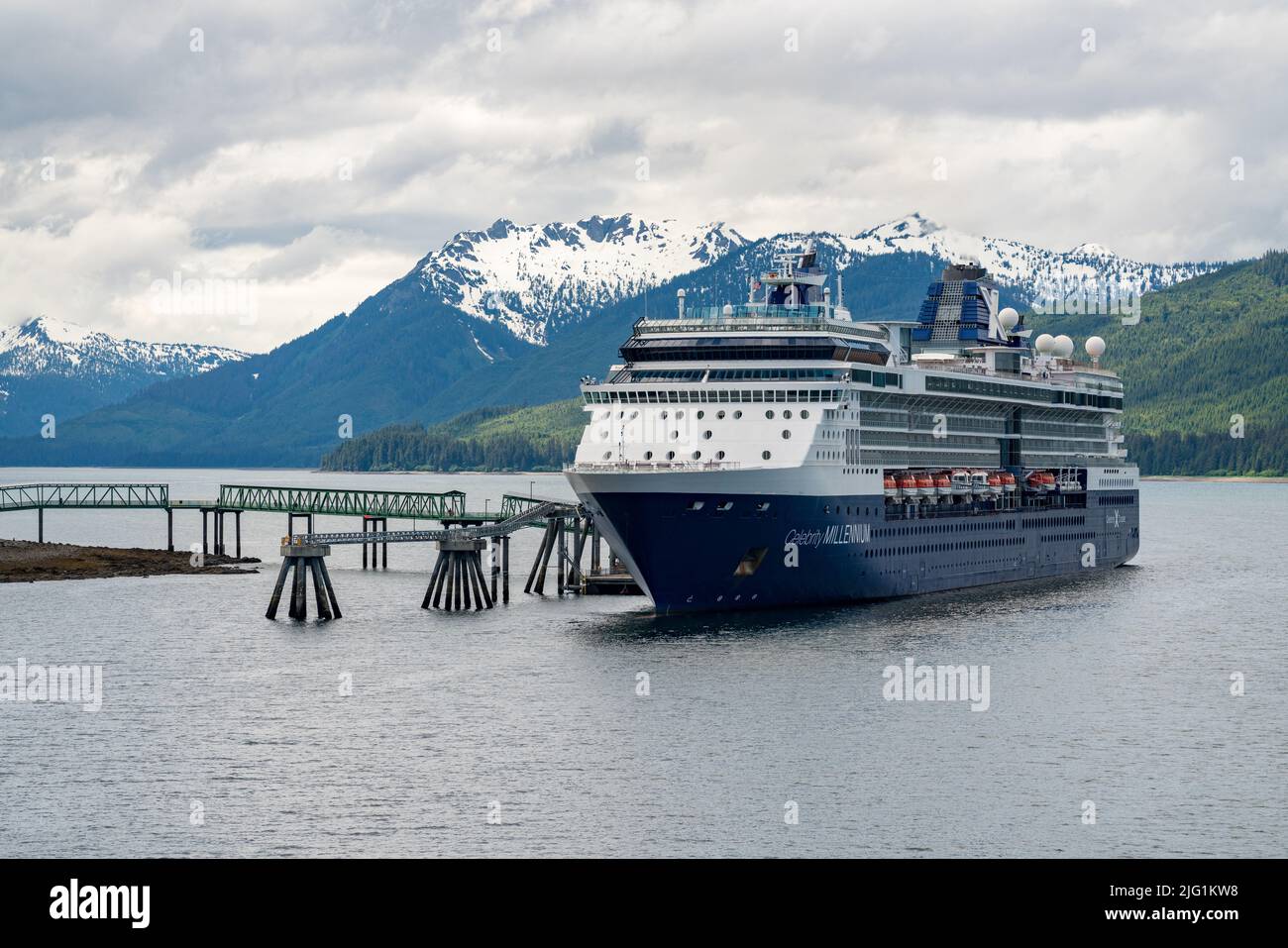 Hoonah, AK - 7 giugno 2022: Nave da crociera Millenium celebrità ancorata a Icy Strait Point Alaska Foto Stock