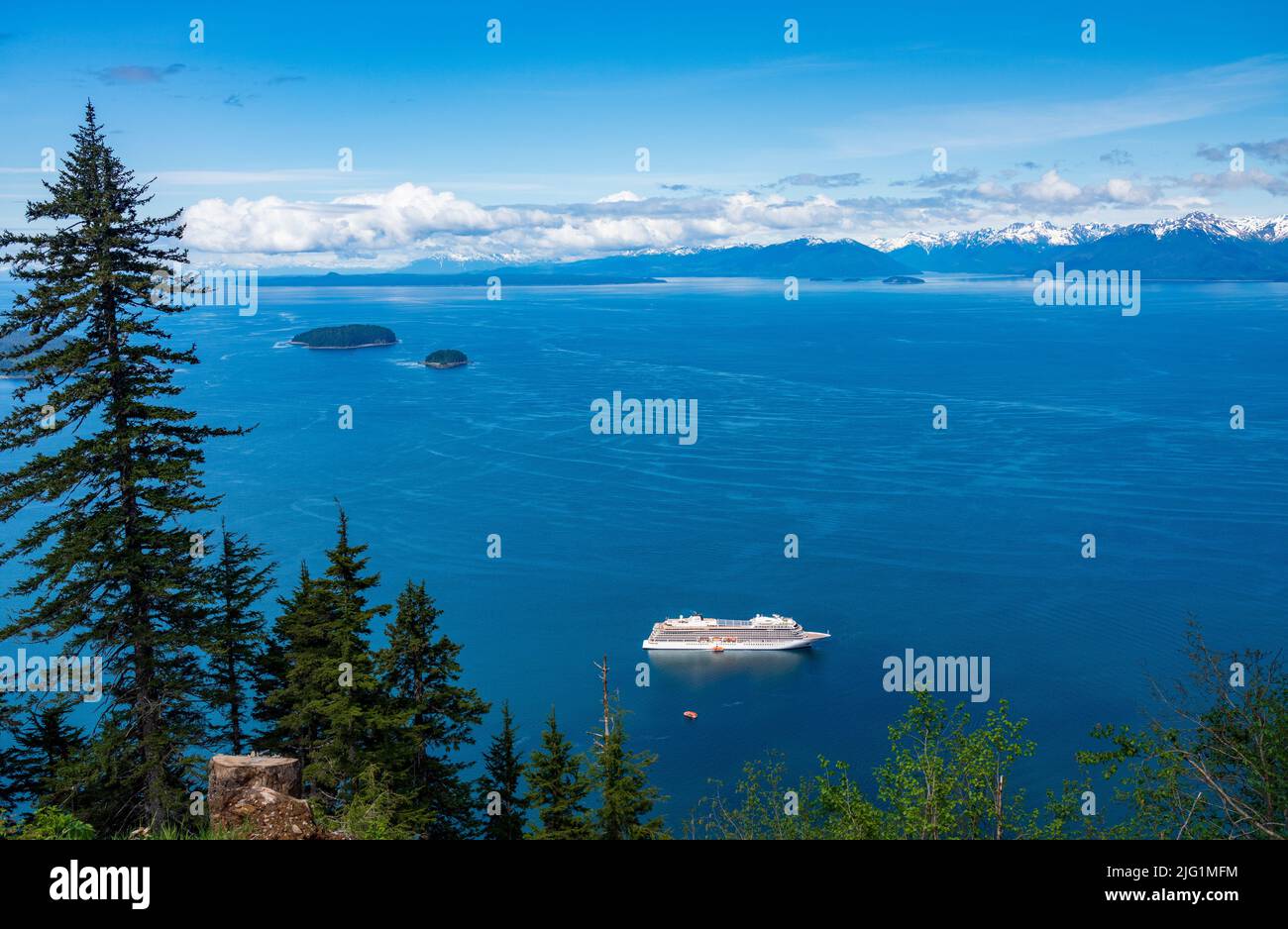 Hoonah, AK - 7 giugno 2022: Nave da crociera Viking Orion ancorata a Icy Strait Point Alaska con gare passeggeri Foto Stock