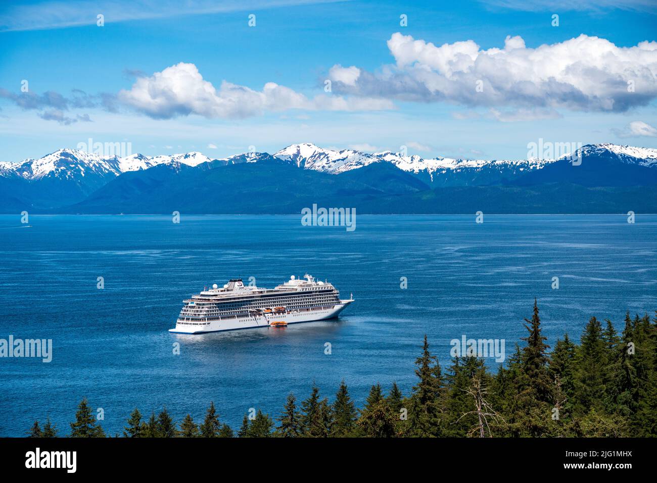 Hoonah, AK - 7 giugno 2022: Nave da crociera Viking Orion ancorata a Icy Strait Point Alaska con gare passeggeri Foto Stock