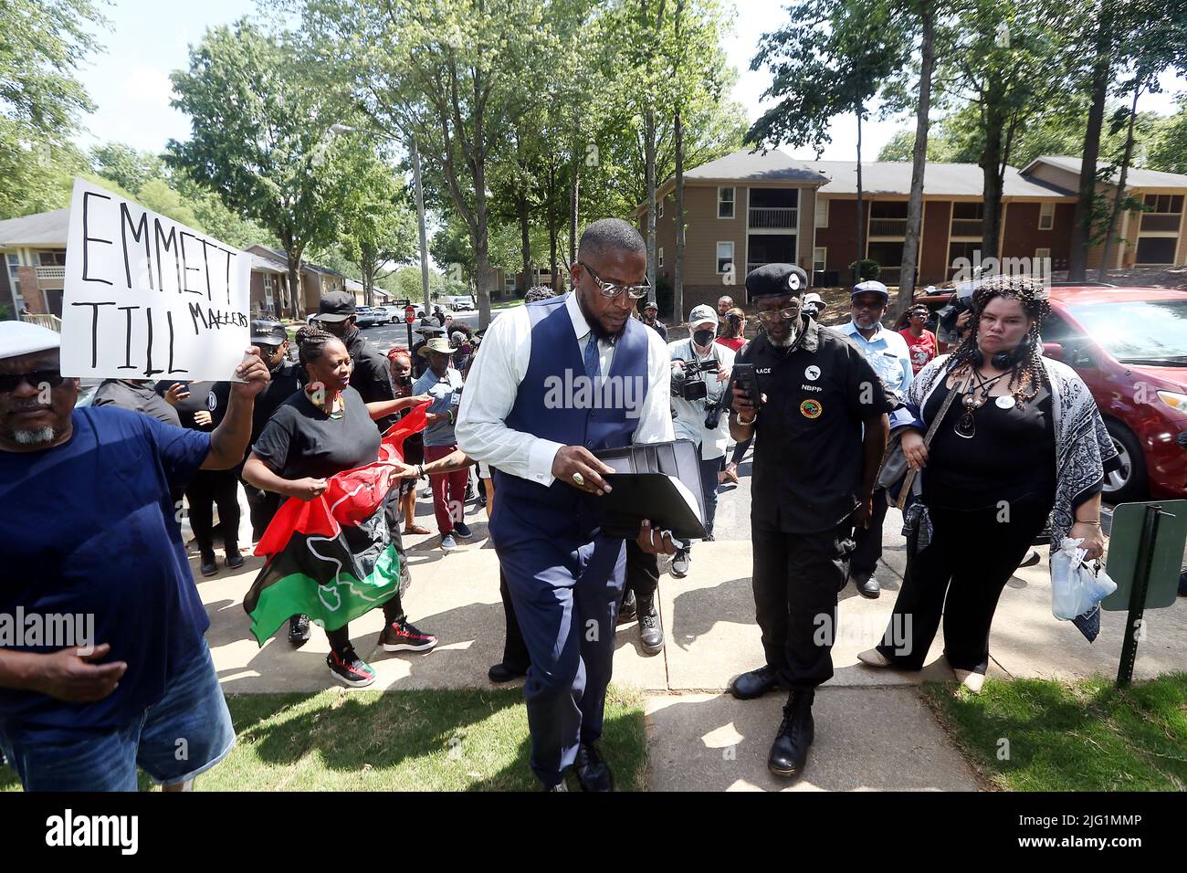 6 luglio 2022, Raleigh, North Carolina, USA: Avvocato MALIK SHABAZZ, presidente nazionale degli avvocati neri per la giustizia, si avvicina all'ultimo discorso noto di Carolyn Bryant Donham, pubblicando un avviso simbolico di sfratto e subpoena, chiedendo il suo arresto in connessione con la morte di Emmett Till. Donham, precedentemente conosciuta come la sig.ra Roy Bryant è riferito per essere vivente nella sede di Raleigh, NC. Nel 1955, accusò Emmett Till di 14 anni di fischiare contro di lei, portando al suo rapimento e omicidio. Il mandato d'arresto originale per Donham è stato recentemente trovato nel seminterrato di un tribunale del Mississippi. Fino a 'C. Foto Stock