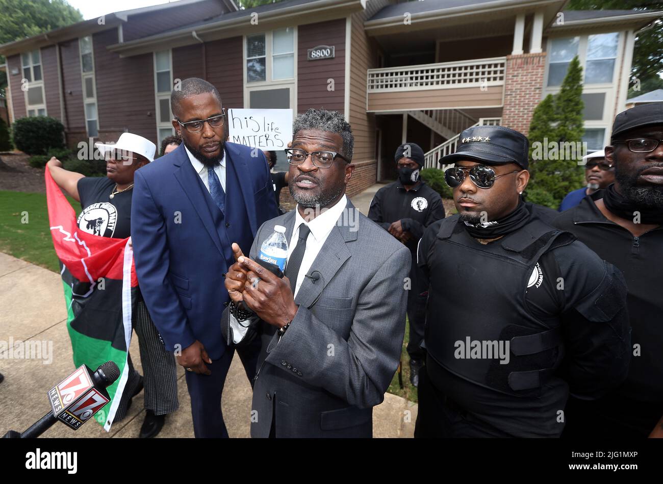 Raleigh, Carolina del Nord, Stati Uniti. 6th luglio 2022. L'attivista dei diritti civili nazionali, JOHN C. BARNET, c, parla come attivisti e membri dell'originale Black Panther Party, radunato nell'ultimo discorso noto di Carolyn Bryant Donham, chiedendo il suo arresto in relazione alla morte di Emmett Till. Donham, precedentemente conosciuta come la sig.ra Roy Bryant è riferito per essere vivente nella sede di Raleigh, NC. Nel 1955, accusò Emmett Till di 14 anni di fischiare contro di lei, portando al suo rapimento e omicidio. Il mandato d'arresto originale per Donham è stato recentemente trovato nel seminterrato di un tribunale del Mississippi. Till' Foto Stock