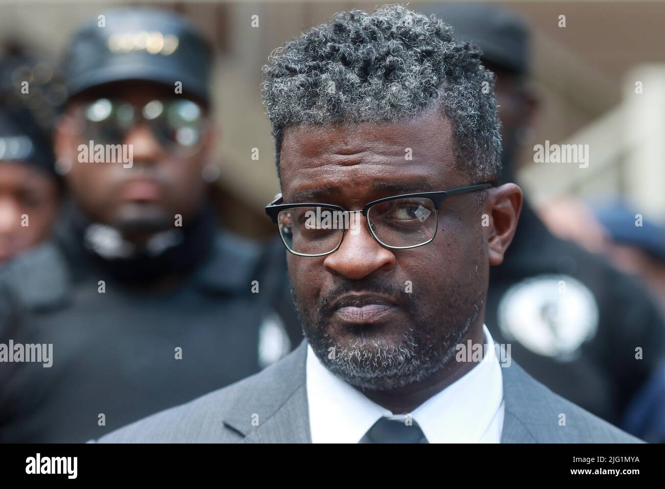 6 luglio 2022, Raleigh, North Carolina, USA: Attivista nazionale per i diritti civili, JOHN C. BARNET parla come attivisti e membri del Partito Panther Nero originale riuniti nell'ultimo discorso noto di Carolyn Bryant Donham, chiedendo il suo arresto in connessione con la morte di Emmett Till. Donham, precedentemente conosciuta come la sig.ra Roy Bryant è riferito per essere vivente nella sede di Raleigh, NC. Nel 1955, accusò Emmett Till di 14 anni di fischiare contro di lei, portando al suo rapimento e omicidio. Il mandato d'arresto originale per Donham è stato recentemente trovato nel seminterrato di un tribunale del Mississippi. Till's mur C. Foto Stock