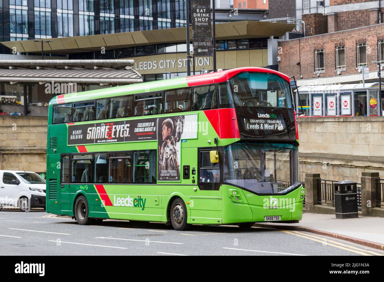 Un primo autobus diretto per Leeds City nel centro di Leeds, West Yorkshire, Regno Unito. Foto Stock