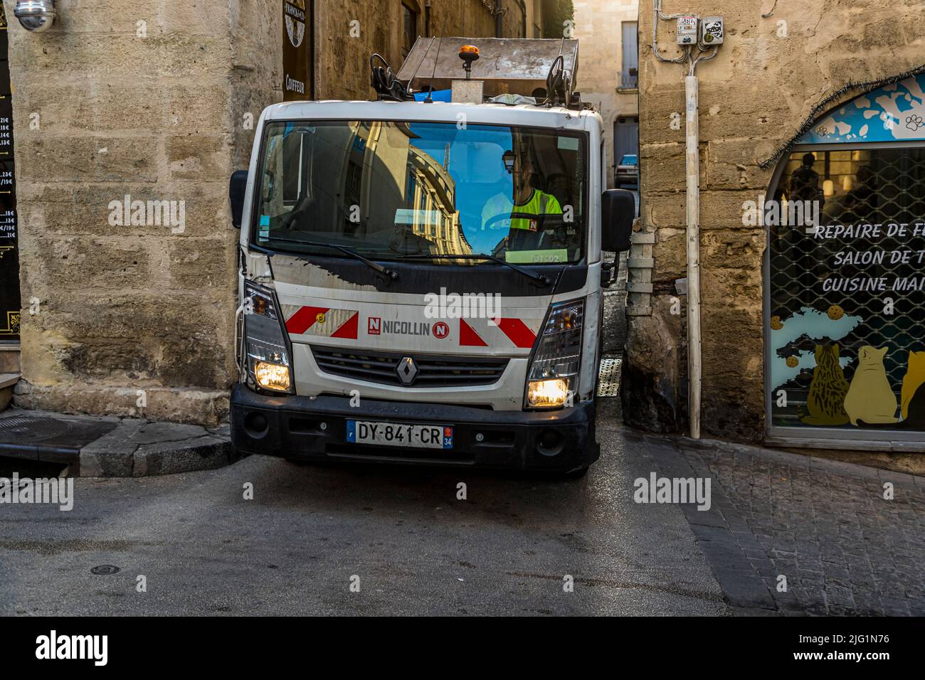 Raccolta giornaliera di rifiuti e pulizia di strada a Montpellier, Francia Foto Stock