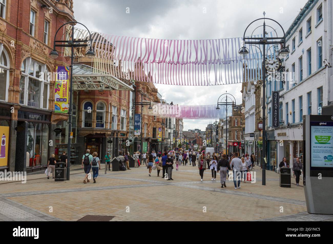 Vista generale di Briggate dell'area commerciale nel centro di Leeds, West Yorkshire, Regno Unito. Foto Stock