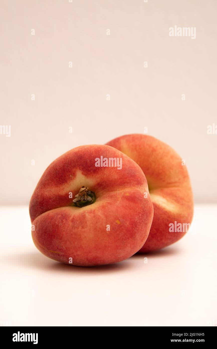 Pesche di ciambella davanti ad uno sfondo bianco giallastro Foto Stock