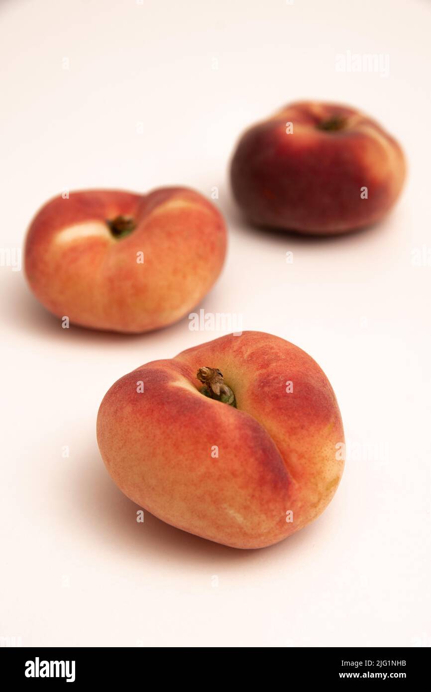 Pesche di ciambella davanti ad uno sfondo bianco giallastro Foto Stock
