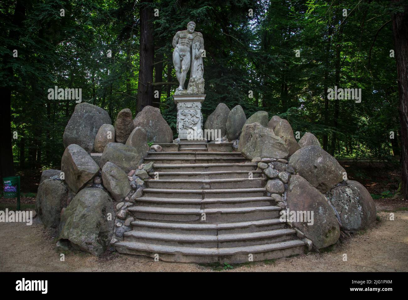 Statua di Herkules in Azalea e Rhododendron Park Kromlau, Sassonia, Germania Foto Stock