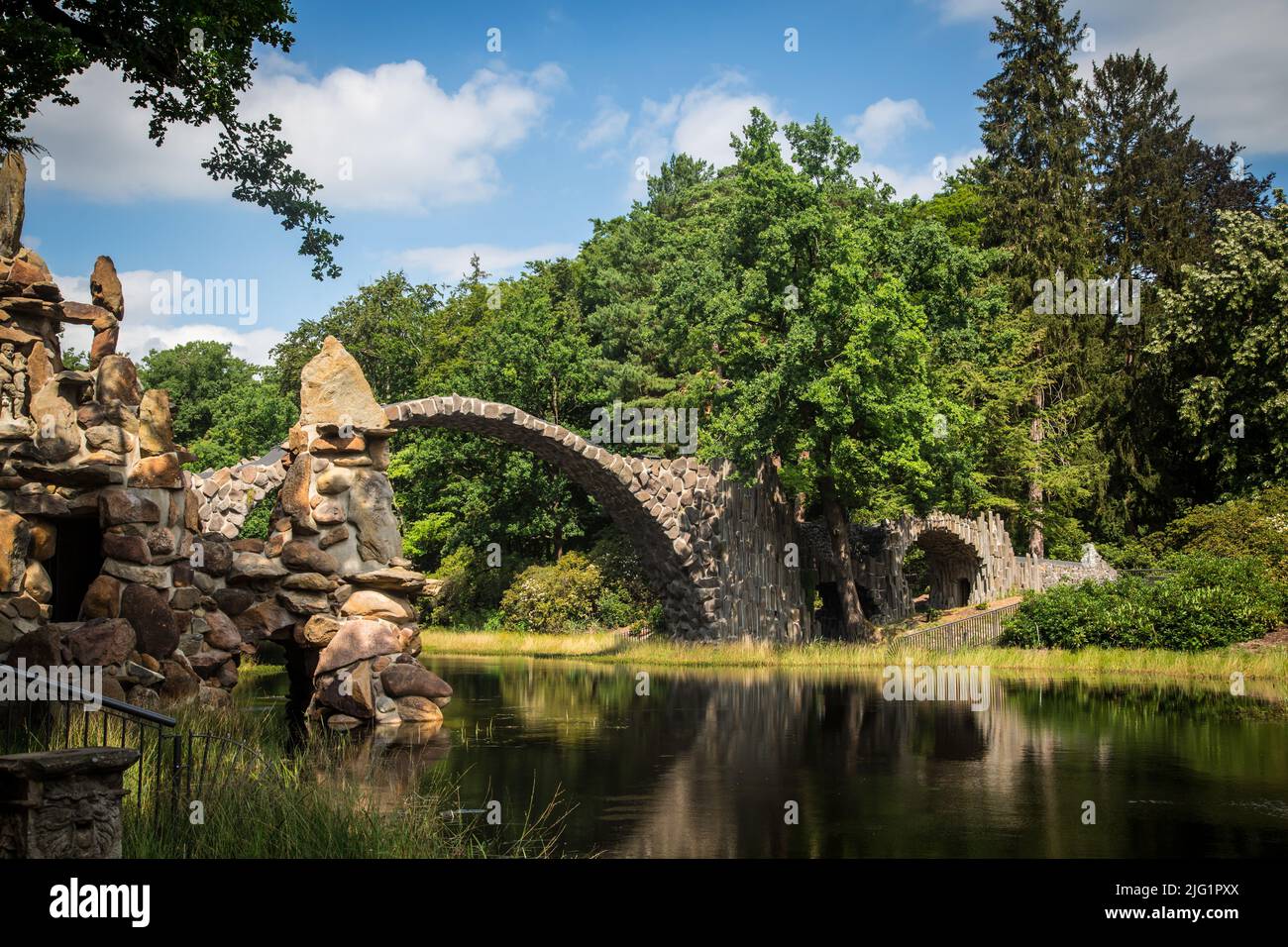 Rakotzbrücke (ponte di Rakotz) nel Parco di Azalea e Rhododendron Kromlau , Sassonia, Germania Foto Stock