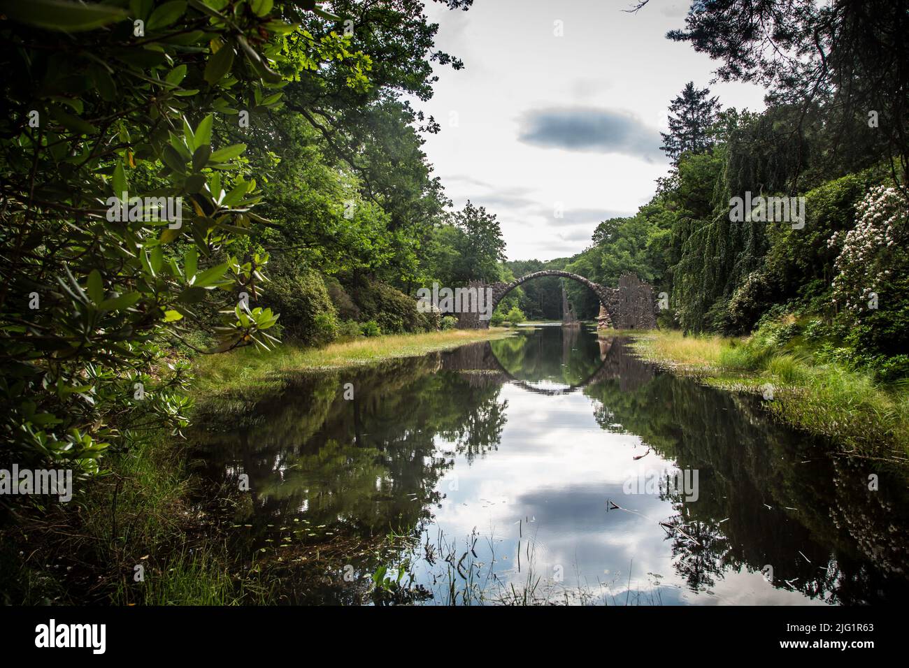 Rakotzbrücke (ponte di Rakotz) nel Parco di Azalea e Rhododendron Kromlau , Sassonia, Germania Foto Stock