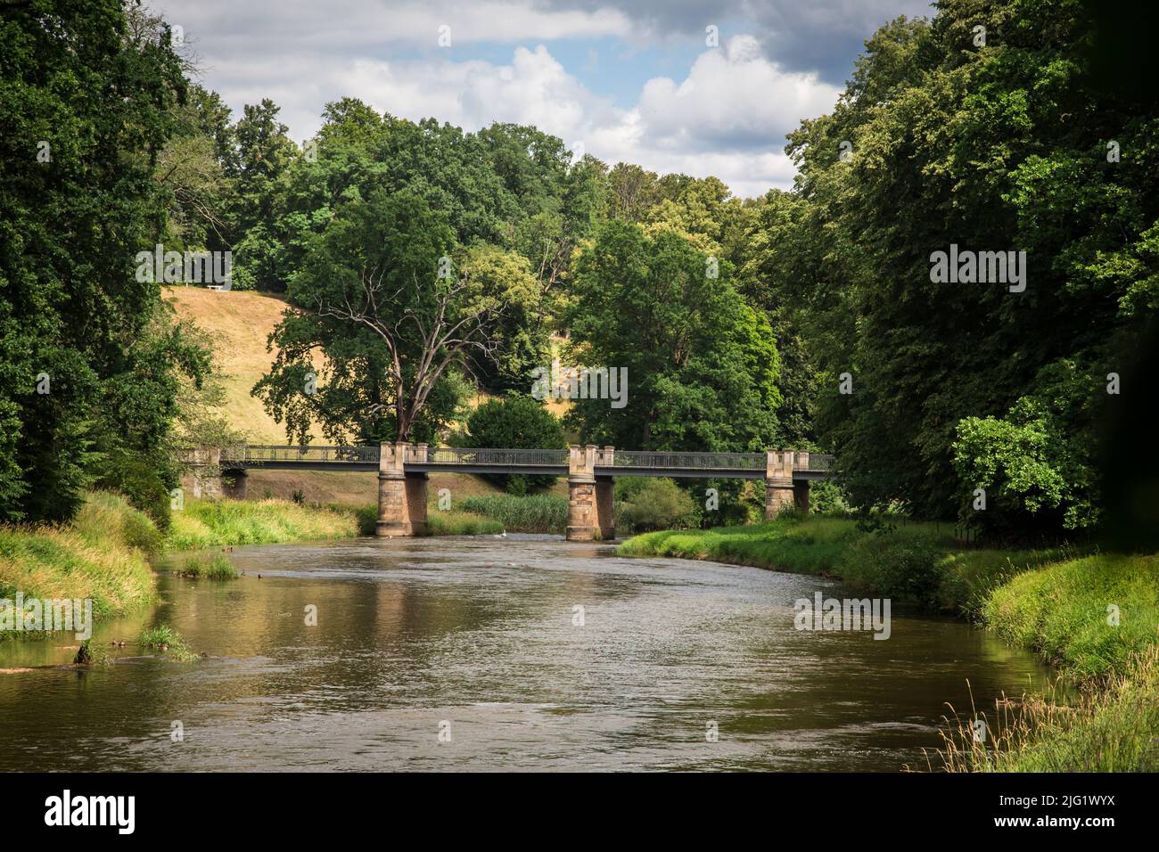 Bad Muskau parco, ponte sul fiume Lusaziano Neisse Foto Stock