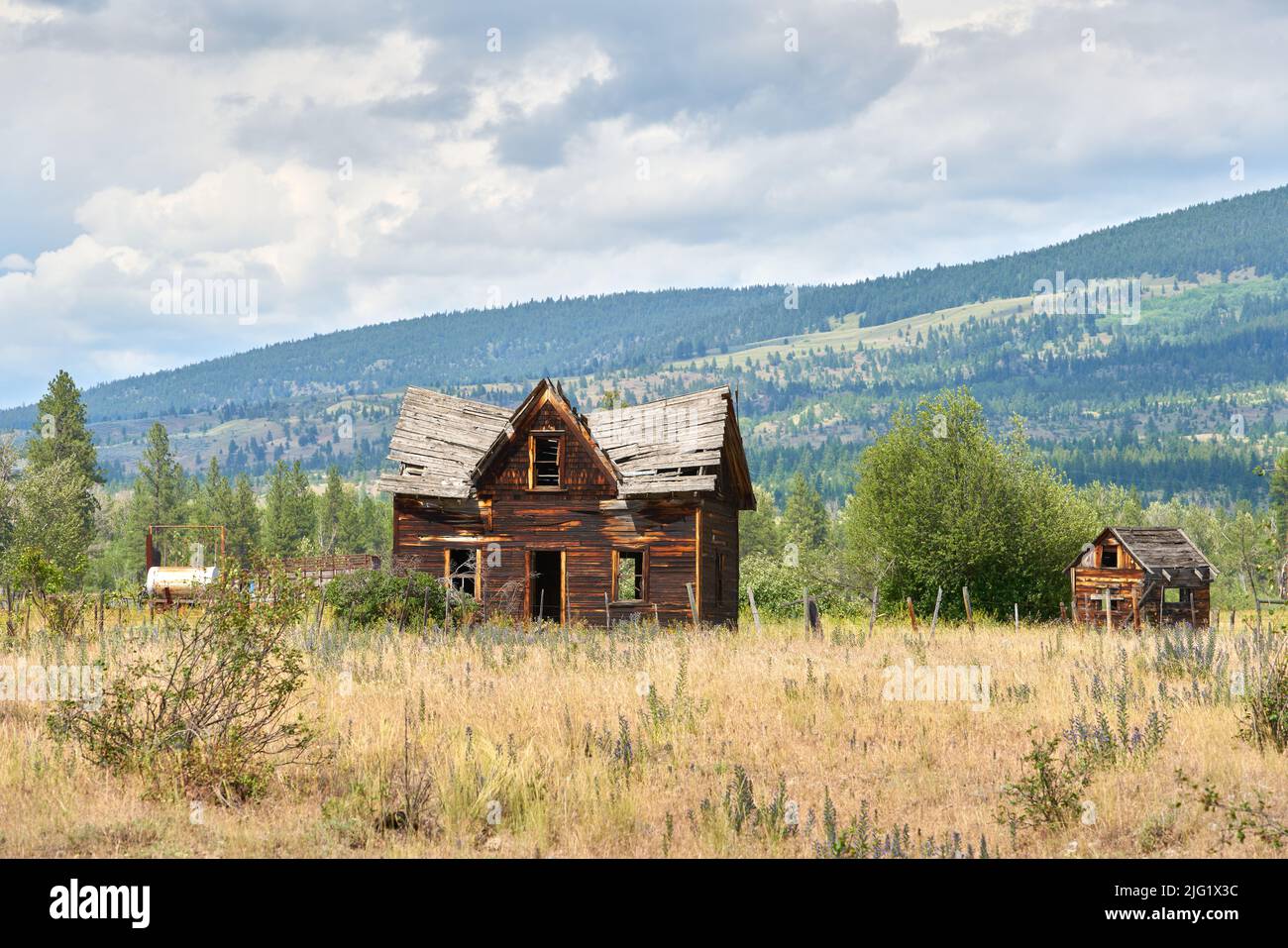 Edifici Ranch dilatati dalle intemperie. Rustici edifici ranch nella Valle di Nicola, BC. Foto Stock