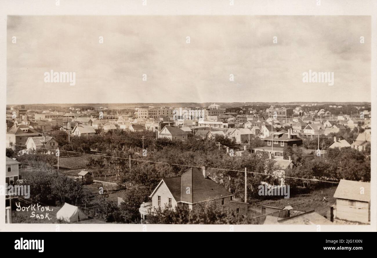 Yorkton Saskatchewan Canada, BirdsEye View, circa 1920-40's cartolina. Fotografo sconosciuto Foto Stock
