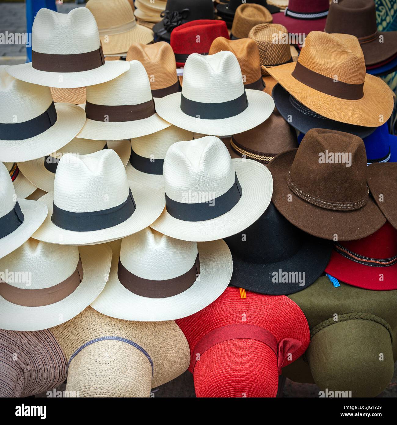 Cappelli Panama sul mercato di stallo di Otavalo, Ecuador. Foto Stock