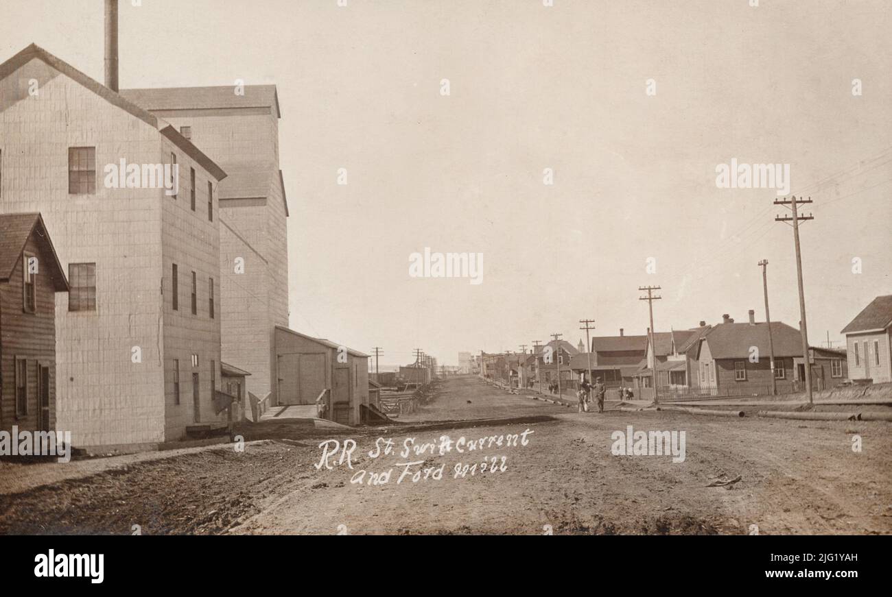 Street Scene, Swift corrente Saskatchewan Canada, circa 1912 cartolina. Fotografo non identificato Foto Stock