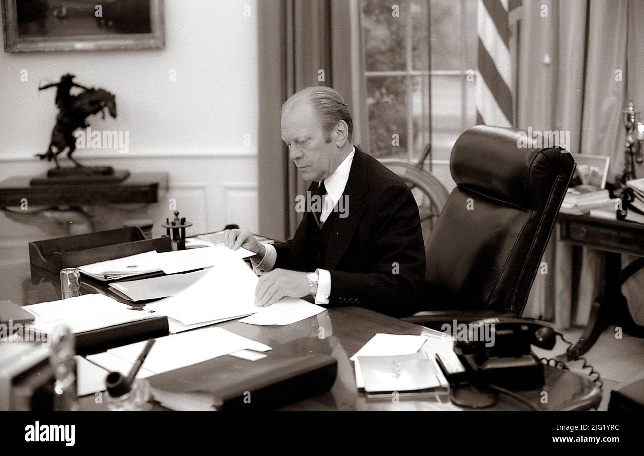 Presidente Ford al lavoro presso l'Ufficio ovale. Gennaio 27, 1976. Foto Stock