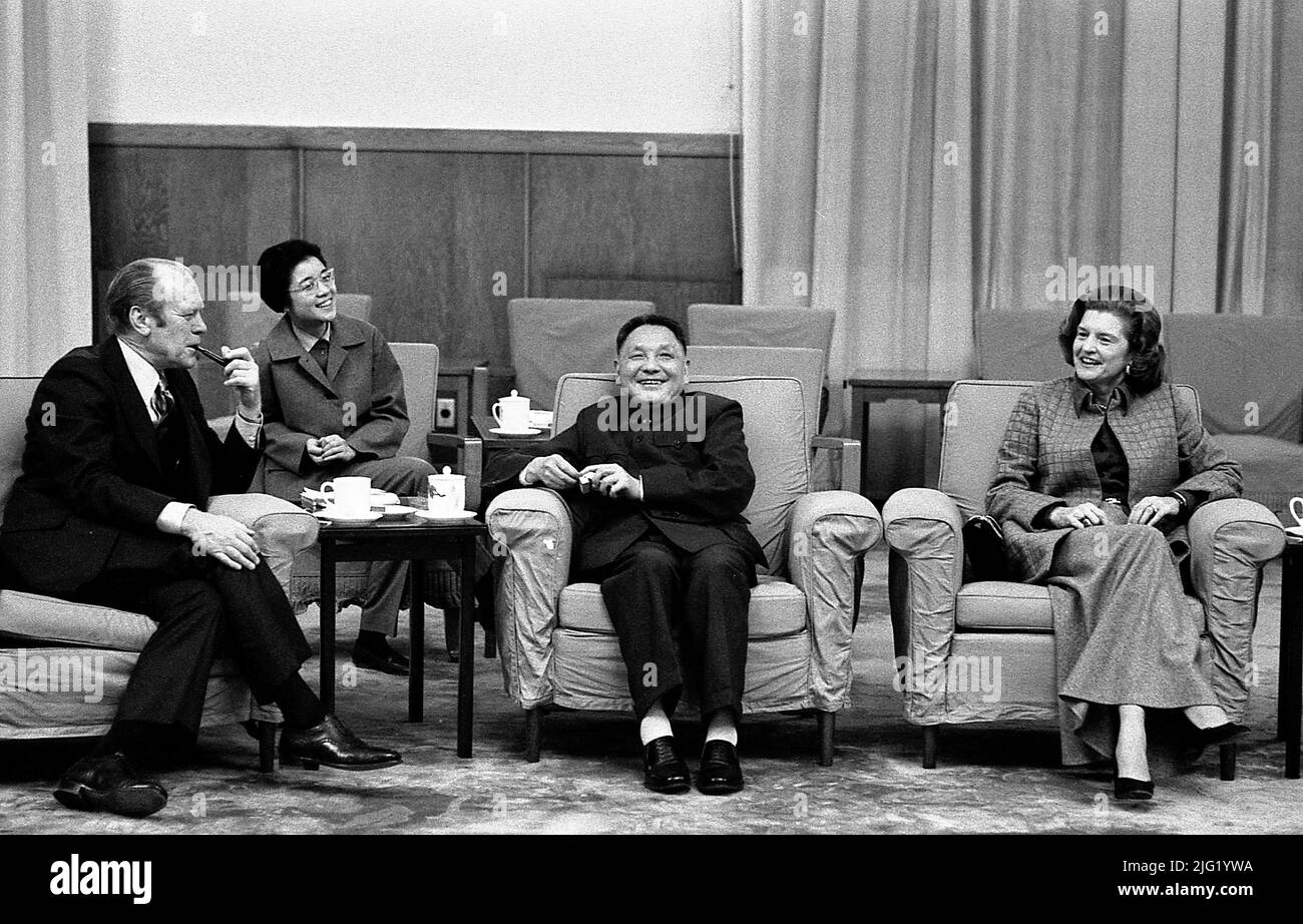 Il Presidente e la Signora Ford, il Vice Premier Deng Xiao Ping e l’interprete di Deng hanno una cordiale conversazione durante un incontro informale a Pechino, in Cina. Dicembre 3, 1975. Foto Stock