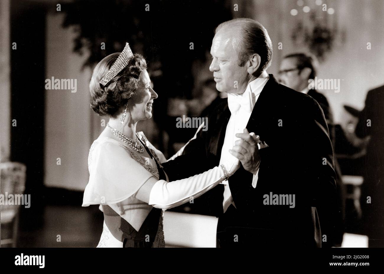 Il presidente Ford e la regina Elisabetta ballano durante la cena di stato in onore della regina e del principe Filippo alla Casa Bianca. Luglio 7, 1976. Foto Stock