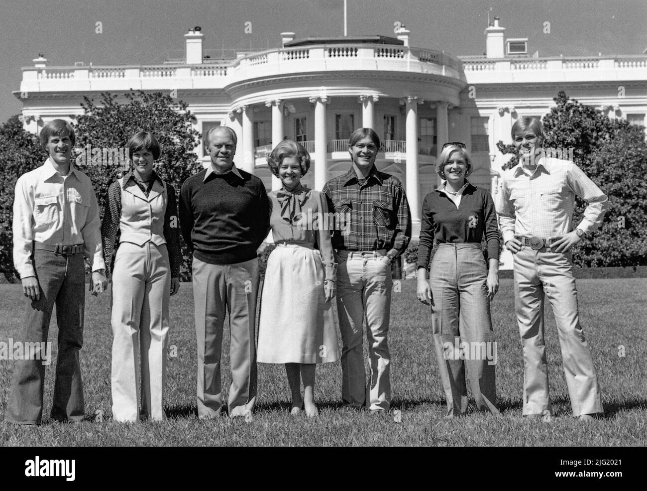 Mike, Gayle, Presidente Ford, Sig.ra Ford, Jack, Susan e Steve sul prato meridionale della Casa Bianca. Settembre 6, 1976. Foto Stock