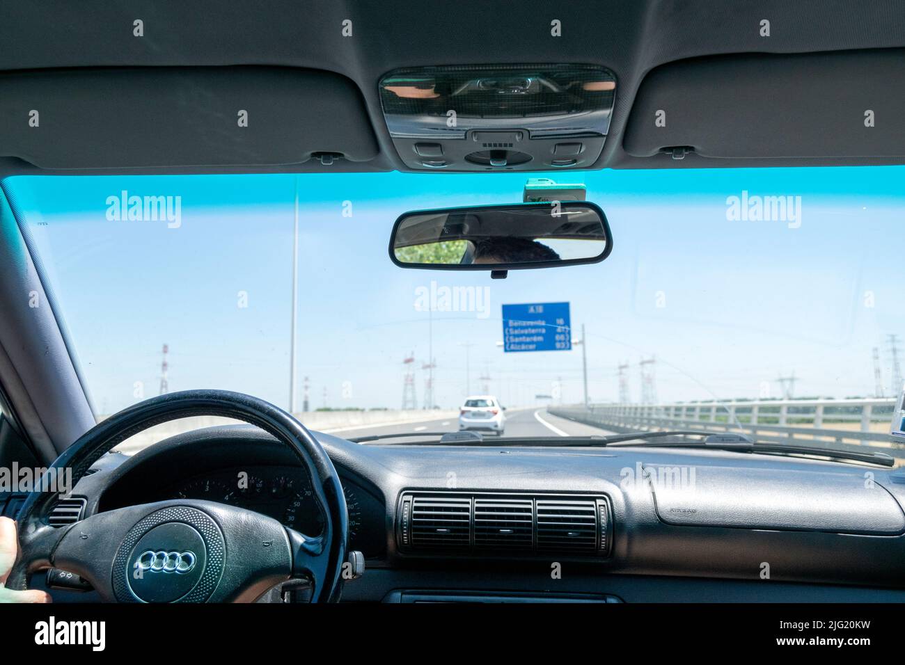 Guida di un'auto su un'autostrada o un'autostrada. Viaggio su strada. Viaggiando in un'autostrada portoghese. Guida su autostrade in estate. Auto a combustione. Foto Stock