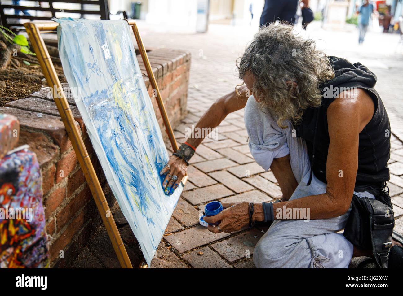 30.06.2022 l'artista di strada nella Repubblica Dominicana attira Gesù Cristo sulla croce. Santo Domingo Columbus Park, zona coloniale. Foto Stock