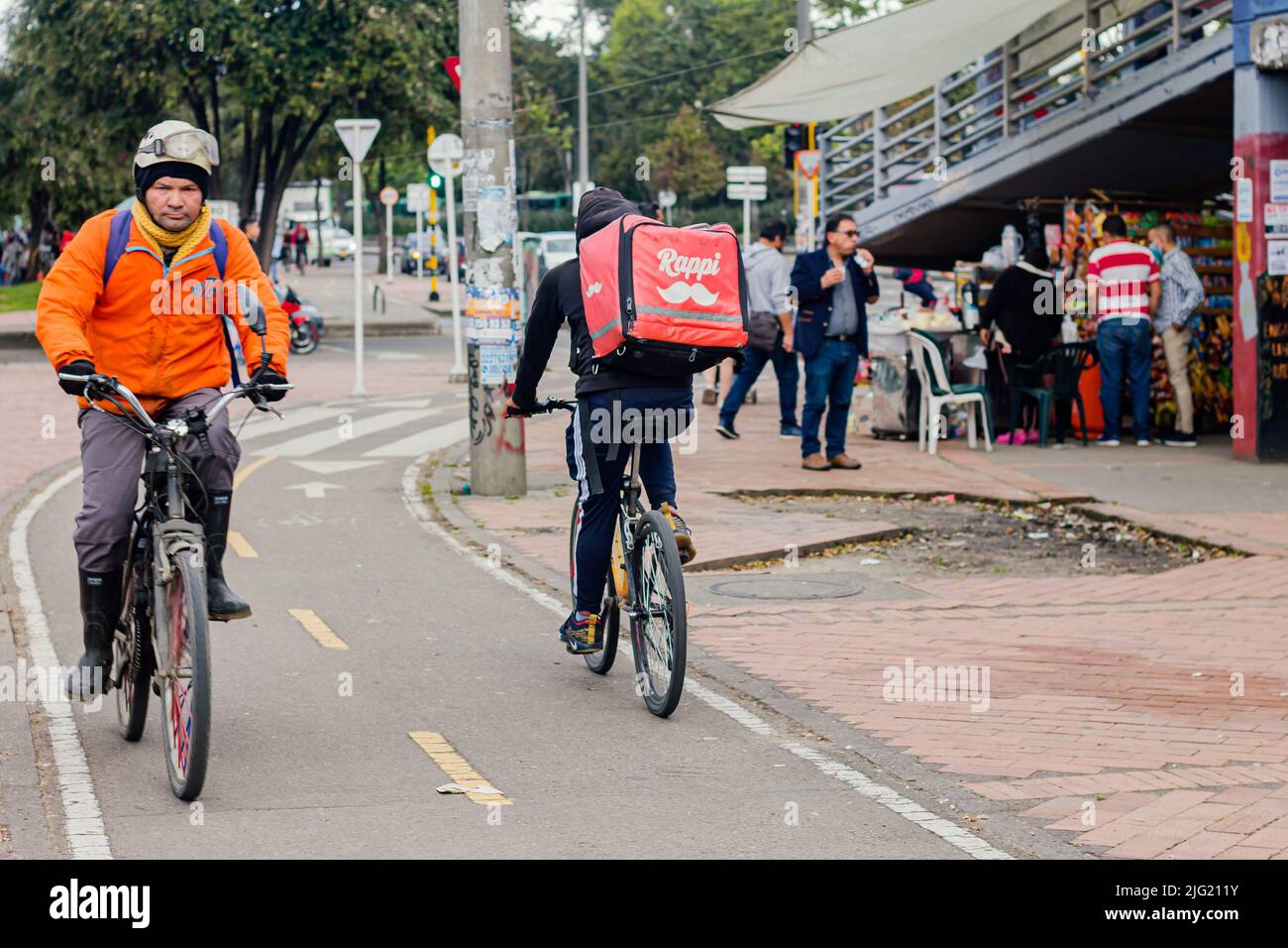 Le persone che pedalano sulla pista ciclabile della strada 80´, 2 luglio 2022, Bogota Colombia Foto Stock