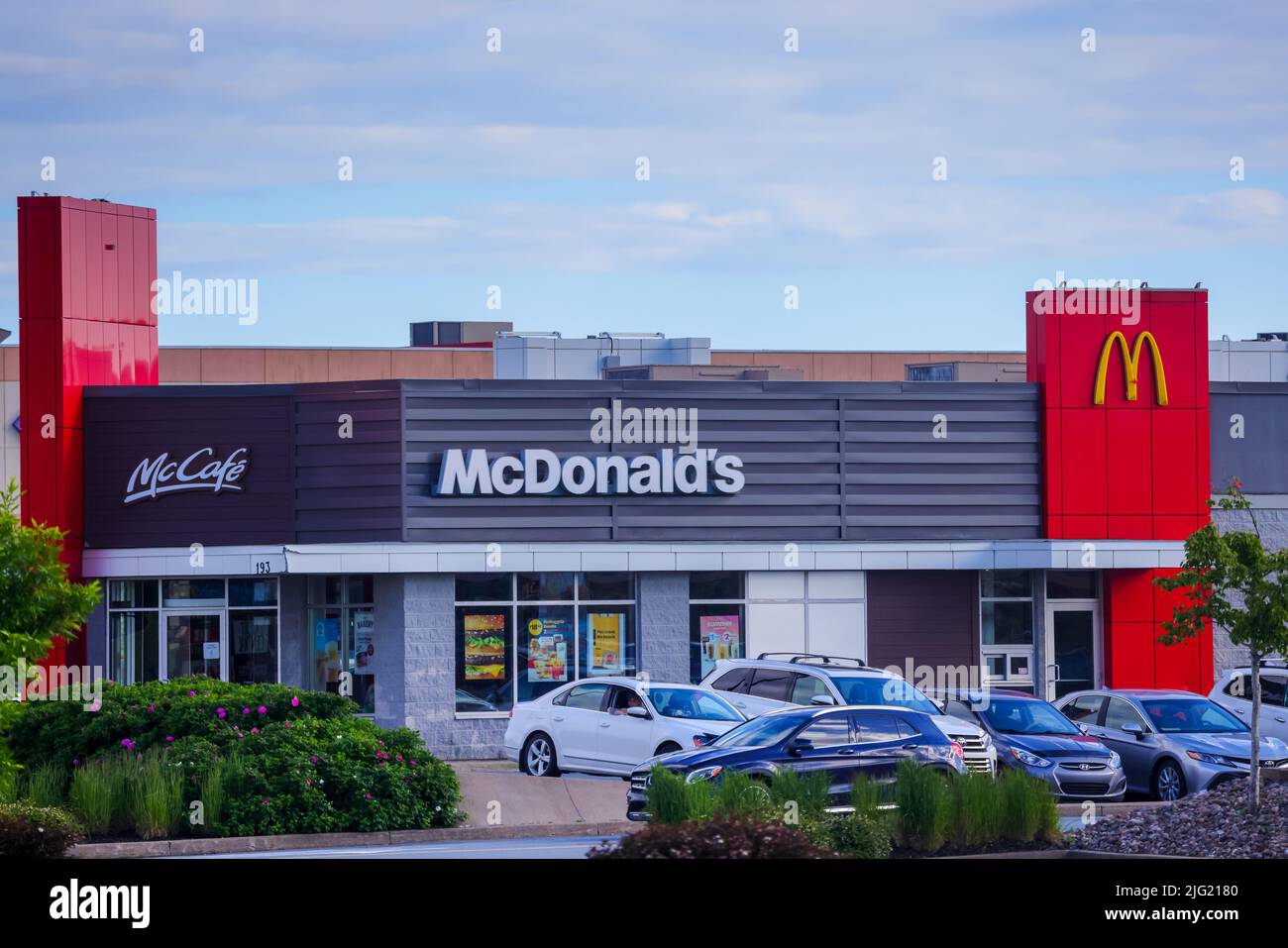 Ristorante McDonalds. Una catena americana di fast food specializzata in hamburger e cheeseburger. HALIFAX, NOVA SCOTIA, CANADA - GIUGNO 2022 Foto Stock