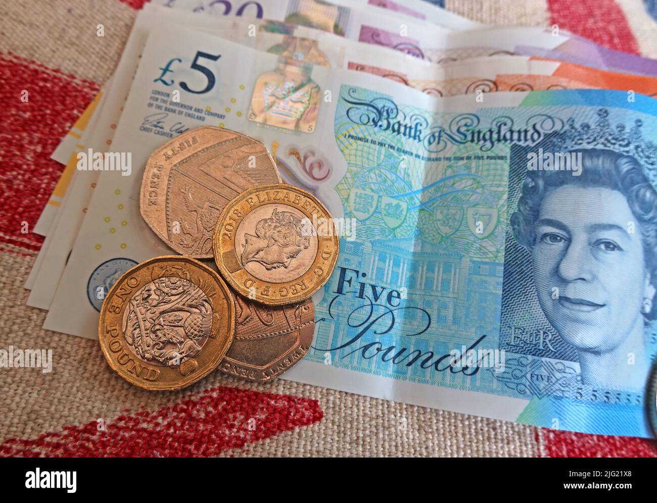 Banconote in sterlina, banca d'Inghilterra e monete in sterlina su una bandiera union jack - costo della crisi vivente, nel Regno Unito / GB Foto Stock