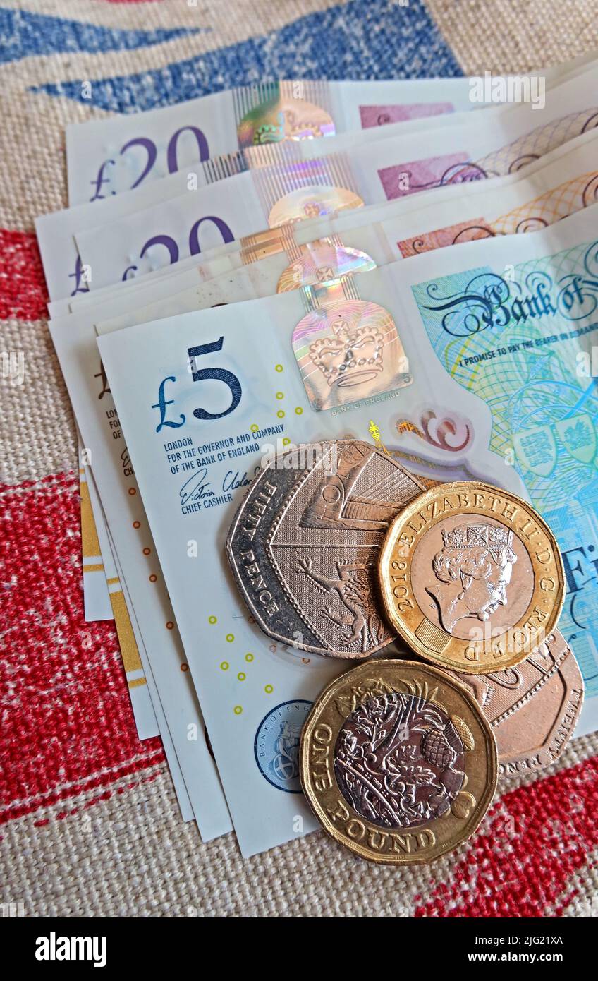 Banconote in sterlina, banca d'Inghilterra e monete in sterlina su una bandiera union jack - costo della crisi vivente, nel Regno Unito / GB Foto Stock