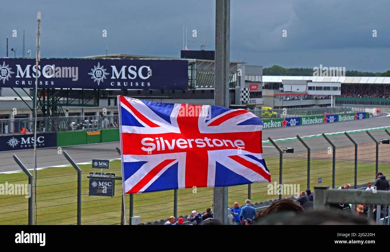 Bandiera di Silverstone sul circuito, MSC Cruises, British Union jack, Silverstone Circuit, Silverstone, Towcester, Northamptonshire, Inghilterra, Regno Unito, NN12 8T Foto Stock