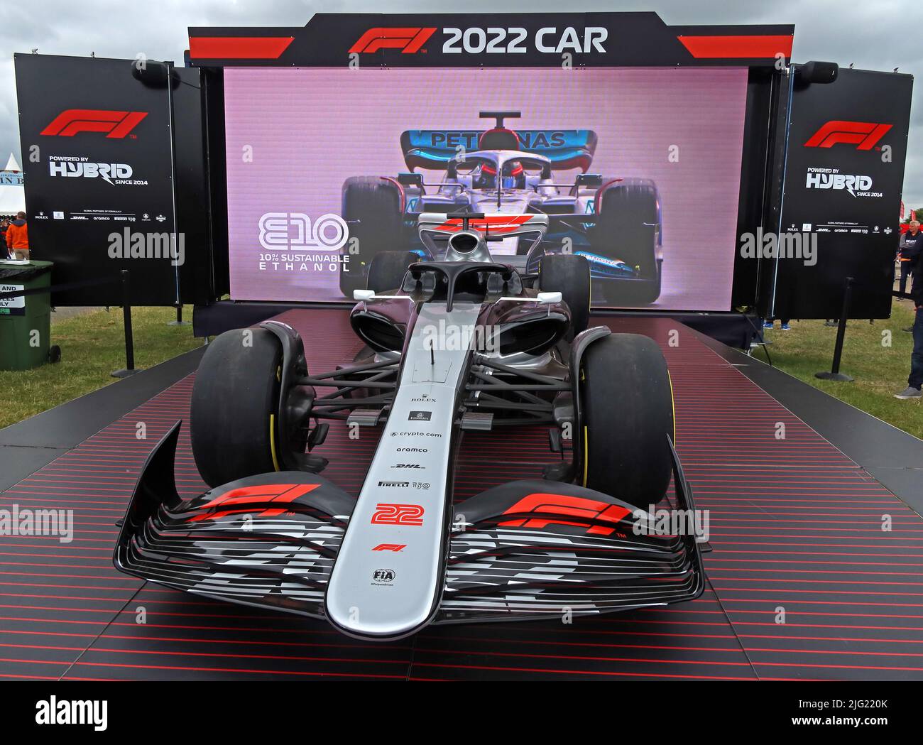 Auto ibrida 2022 F1, etanolo E10, benzina sintetica veicolo da corsa alimentato al 10% da biocarburante, circuito di Silverstone, Towcester, Inghilterra, UK, NN12 8TL Foto Stock