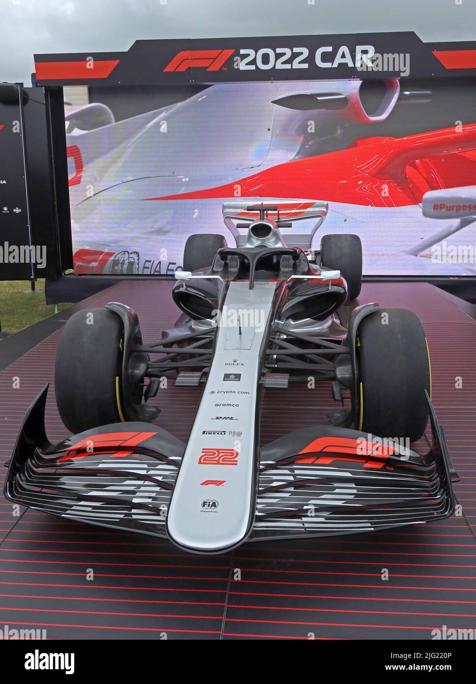 Auto ibrida 2022 F1, etanolo E10, benzina sintetica veicolo da corsa alimentato al 10% da biocarburante, circuito di Silverstone, Towcester, Inghilterra, UK, NN12 8TL Foto Stock