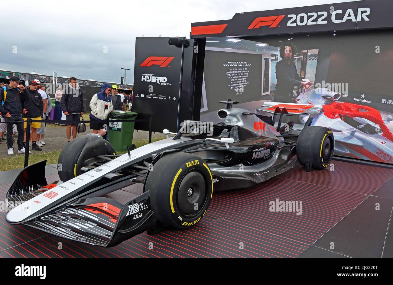 Auto ibrida 2022 F1, etanolo E10, benzina sintetica veicolo da corsa alimentato al 10% da biocarburante, circuito di Silverstone, Towcester, Inghilterra, UK, NN12 8TL Foto Stock