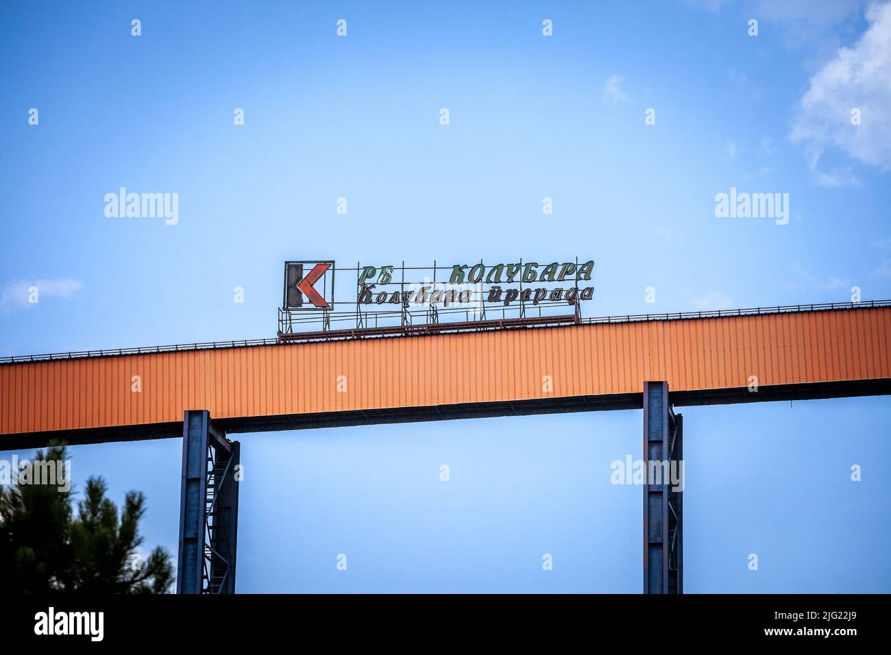 Immagine di un cartello con il logo di RB Kolubara sulla sede principale di lazarevac, Serbia. RB Kolubara è un complesso minerario e fonderia serbo wi Foto Stock