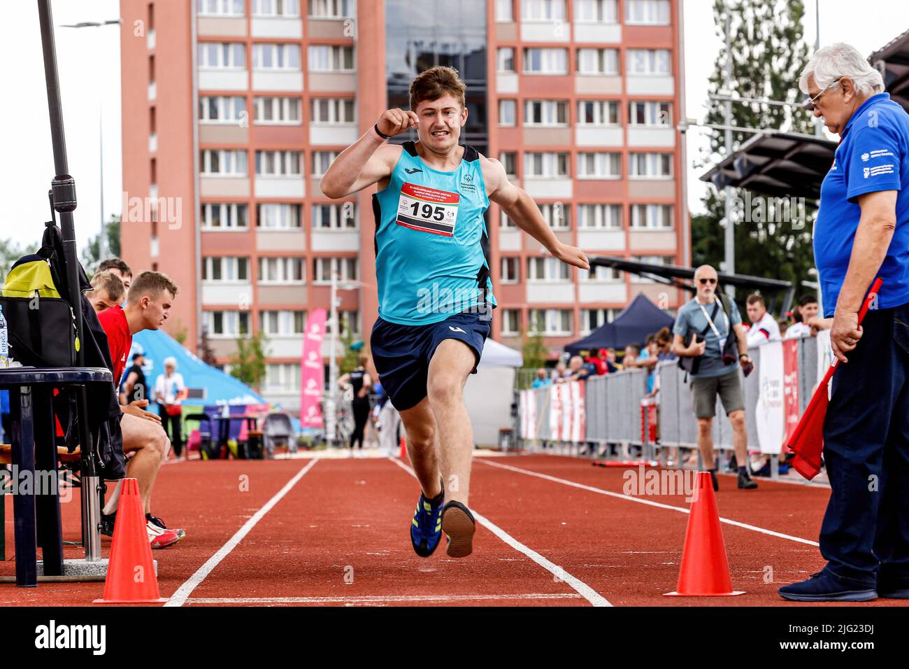 Un atleta polacco compete nella disciplina del salto lungo durante i Giochi Olimpici estivi nazionali polacchi del 2022 allo Stadio sportivo dell'Università tecnica di Swietokrzyskie. Le Olimpiadi speciali sono un'organizzazione internazionale che sostiene le persone con disabilità intellettuali. Organizza gare sportive a livello nazionale e internazionale. I Giochi Olimpici speciali nazionali determineranno chi andrà ai Giochi Olimpici speciali del mondo estivi 2023 a Berlino. Quest'anno i Giochi in Polonia hanno invitato un numero limitato di atleti ucraini in quanto non sono stati in grado di tenere i loro Giochi nazionali. Foto Stock