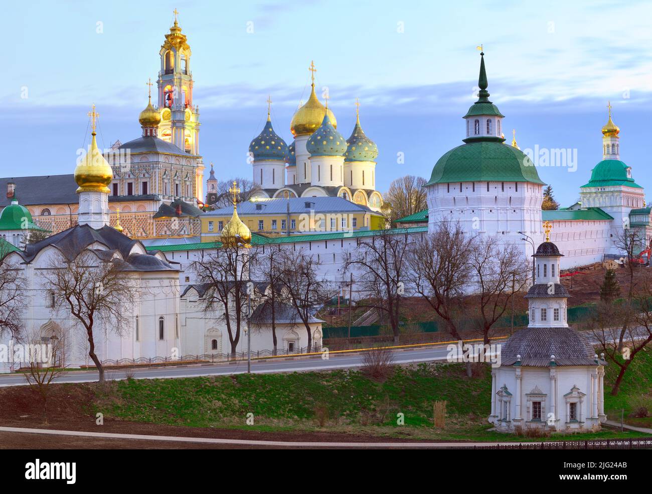 Cupole della Trinità-Sergius Lavra. Alba al monastero con chiese ortodosse e un campanile di architettura russa del XV-XVIII secolo. S Foto Stock