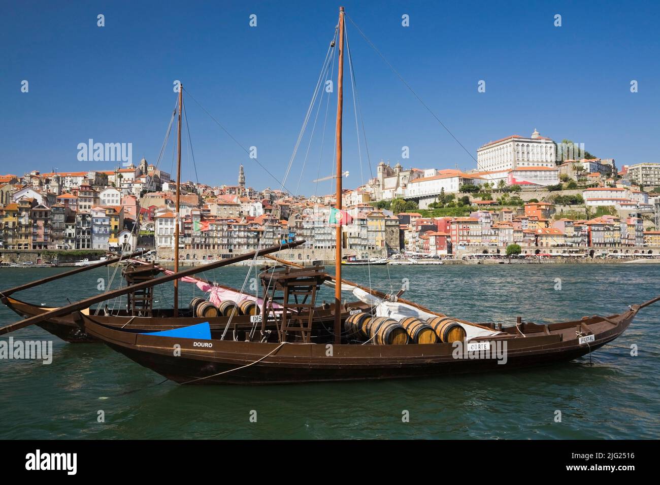 Tradizionali barche portuali sul fiume Douro, Porto, Portogallo, Europa. Foto Stock