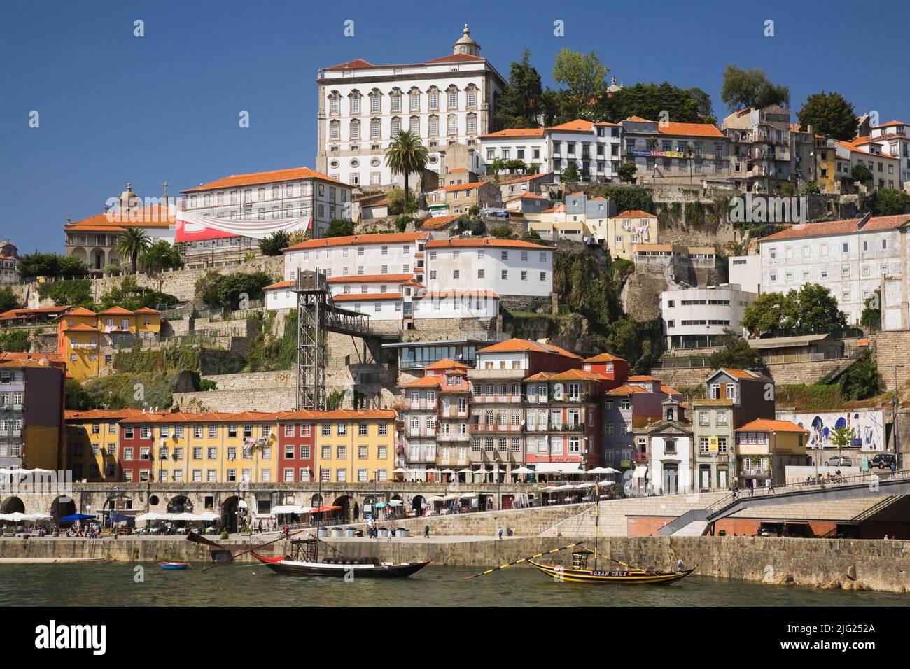 Le tradizionali barche portuali sul fiume Duoro, Porto, Portogallo, Europa. Foto Stock