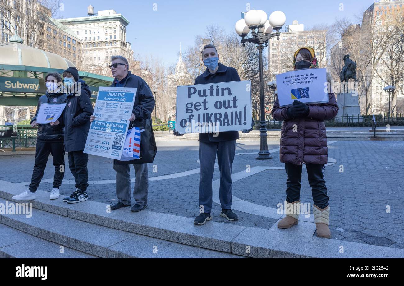 NEW YORK, N.Y. – 22 gennaio 2022: I manifestanti sono visti nell'Union Square Park di New York durante un raduno a sostegno dell'Ucraina. Foto Stock