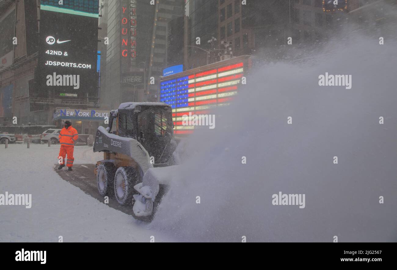 NEW YORK, N.Y. – 29 gennaio 2022: Un veicolo per la rimozione della neve opera a Times Square durante una tempesta invernale. Foto Stock