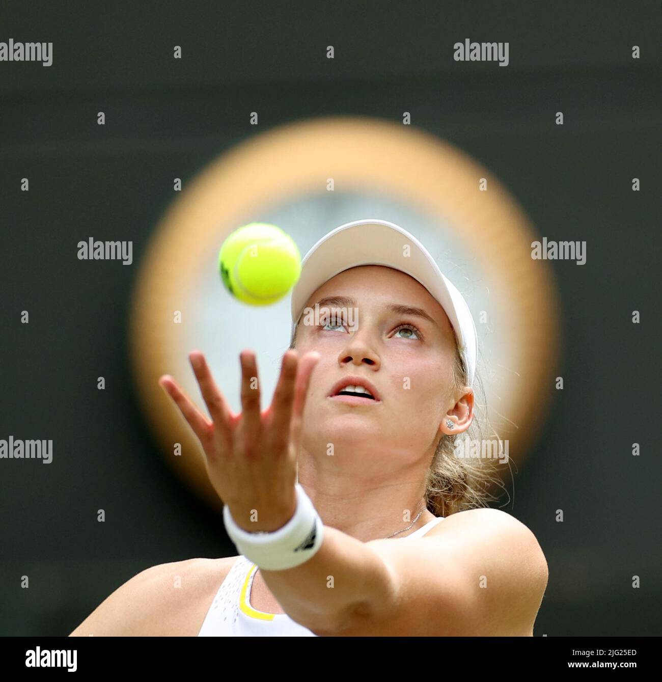 Londra, Gran Bretagna. 6th luglio 2022. Elena Rybakina del Kazakhstan serve durante la partita femminile di quarto-finale contro Ajla Tomljanovic dell'Australia al Wimbledon Tennis Championship di Londra, in Gran Bretagna, il 6 luglio 2022. Credit: Li Ying/Xinhua/Alamy Live News Foto Stock