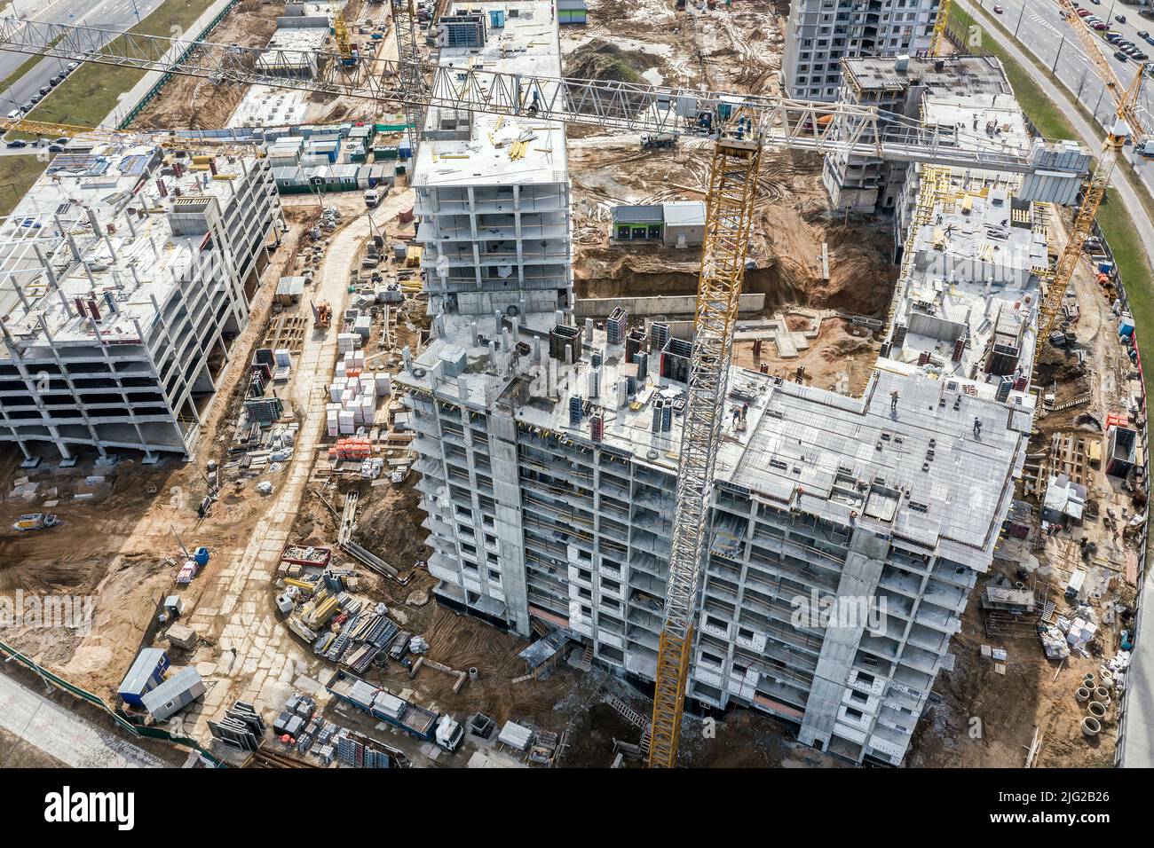 gru in cantiere vicino al complesso residenziale. foto aerea di cantiere occupato. Foto Stock