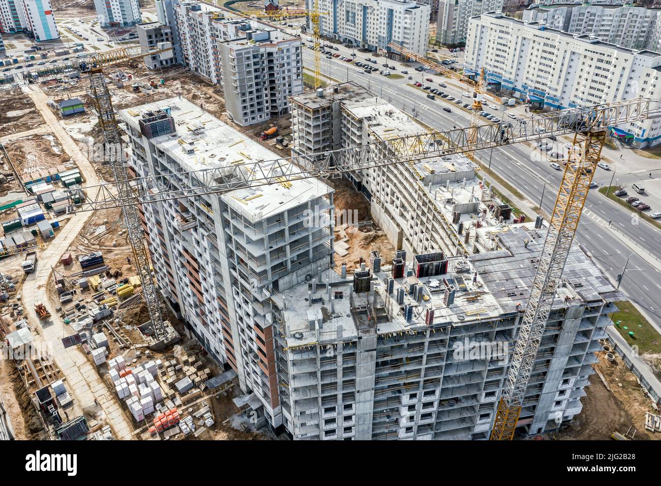 alti edifici residenziali in costruzione. grande cantiere, vista aerea. Foto Stock