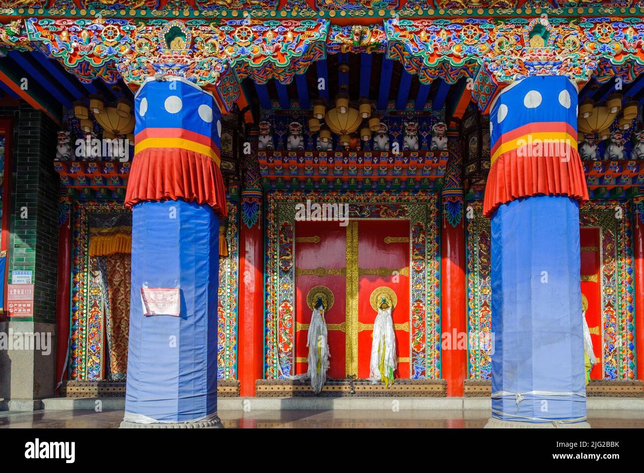 La decorazione molto colorata all'entrata della Grande Sala del tetto d'Oro nel Monastero di Ta'Er a Xining, Qinghai. Foto Stock