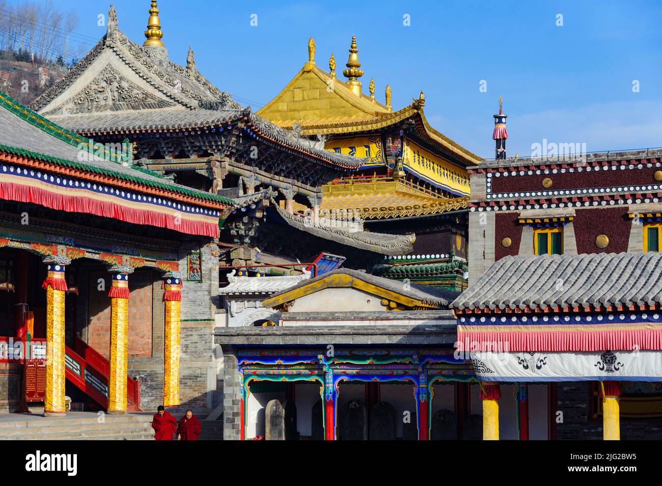 Il tetto dorato si trova tipicamente in un monastero tibetano. Questo si trova nel monastero di Ta'er a Xining, Qinghai. Foto Stock