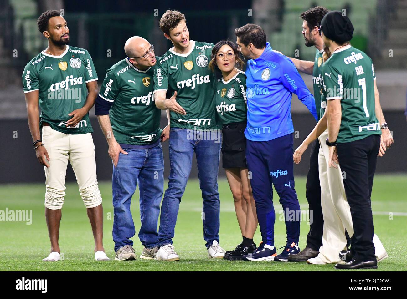 São PAULO, BRASILE - LUGLIO 6: Il Cast dei ragazzi parla con la Coach di Palmeiras Abel Ferreira all'interno del campo di calcio dopo la partita Copa CONMEBOL Libertadores tra Palmeiras e Cerro Porteño all'Allianz Parque Arena il 6 luglio 2022 a São Paulo, Brasile. Il cast dei “The Boys” si trova a São Paulo per promuovere l’attesissima terza stagione finale, che sarà in onda il 8 luglio. (Foto di Leandro Bernardes/PxImages) Foto Stock