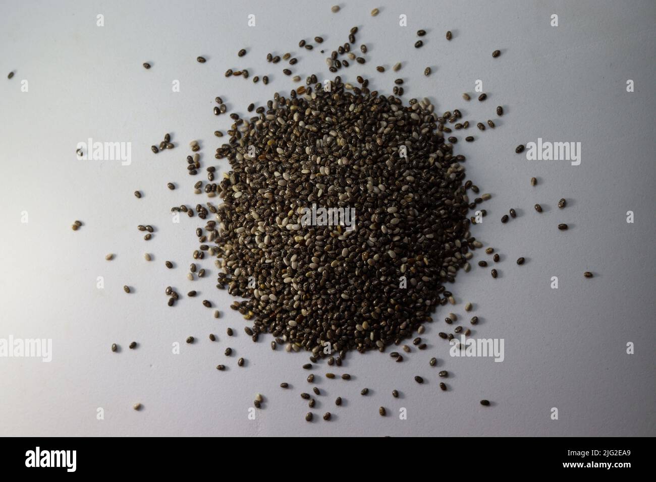 Inquadratura ad angolo superiore del fuoco selettivo sui semi di Chia isolati con sfondo bianco. Fuoco selettivo su Salvia Hispanica L.seeds proteina ricca dieta alimentare Foto Stock