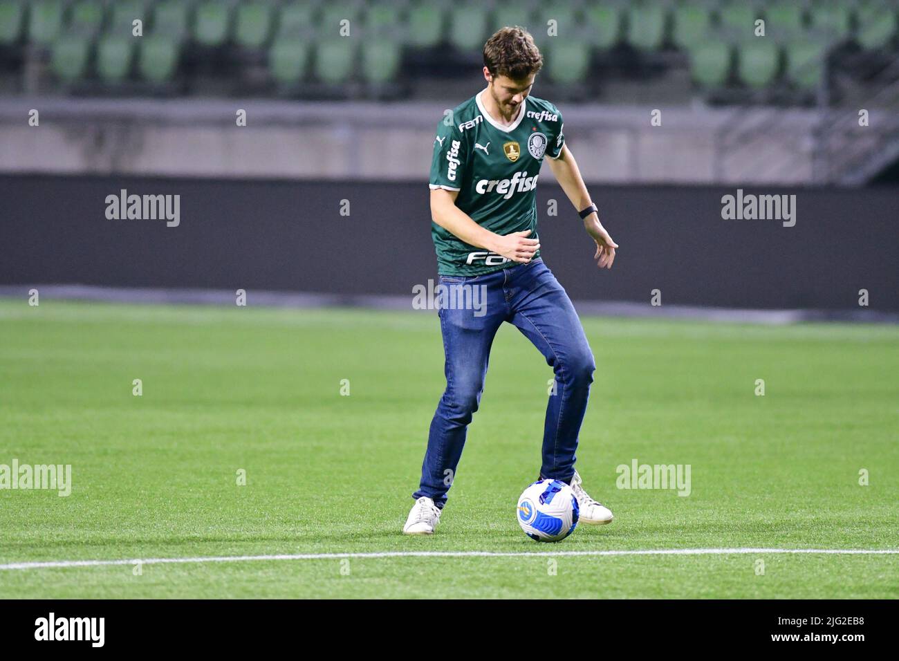 San Paolo, Brasile. 6 luglio 2022, SÃ Paulo, SÃ Paulo, BRASILE, Brasile: SÃƒO PAULO, BRASILE - LUGLIO 6: L'attore americano Jack Quaid gioca con la palla all'interno del campo di calcio dopo la partita di Copa CONMEBOL Libertadores tra Palmeiras e Cerro PorteÃ±o all'Allianz Parque Arena il 6 luglio 2022 a SÃ£o Paulo, Brasile. Il cast di 'The Boys' si trova a SÃ£o Paulo per promuovere l'attesissima terza stagione finale, che sarà in onda il 8 luglio. (Credit Image: © Leandro Bernardes/PX Imagens via ZUMA Press Wire) Credit: ZUMA Press, Inc./Alamy Live News Foto Stock