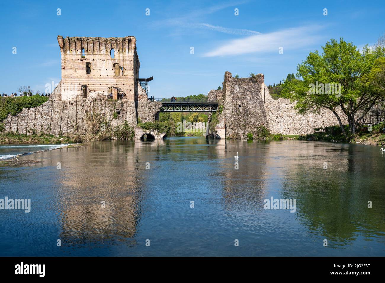 Rovine del ponte Visconti che si riflettono nell'acqua di Borghetto sul Mincio, frazione di Valleggio sul Mincio, Veneto, Italia Foto Stock