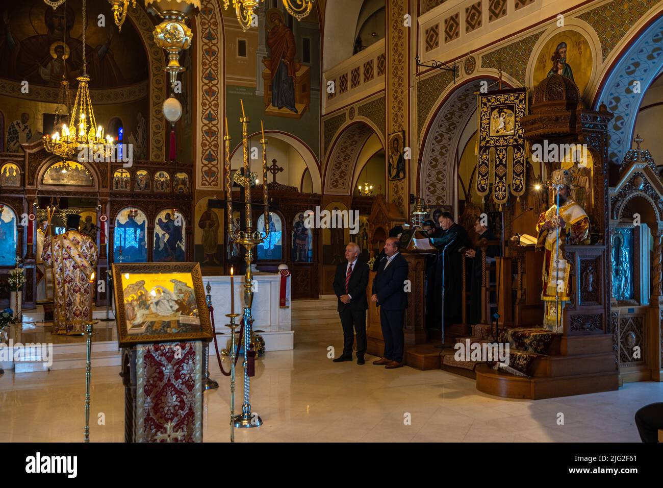Fira, Santorini, Grecia, 2022 aprile - interno della Cattedrale Metropolitana Ortodossa di Santorini Foto Stock